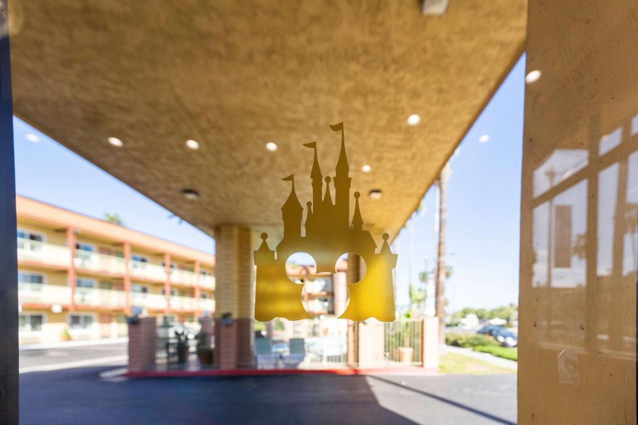 Super 8 By Wyndham Anaheim/Disneyland Drive Eksteriør billede